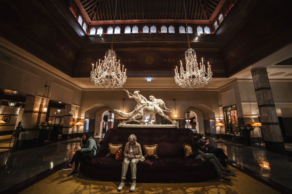 Modernes Hotellobbby mit Empfangstresen und warmer Beleuchtung