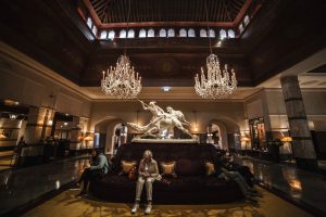 Modernes Hotellobbby mit Empfangstresen und warmer Beleuchtung