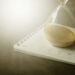 Sanduhr auf einem Kalender – Fristen für den Meilenverfall im Blick behalten