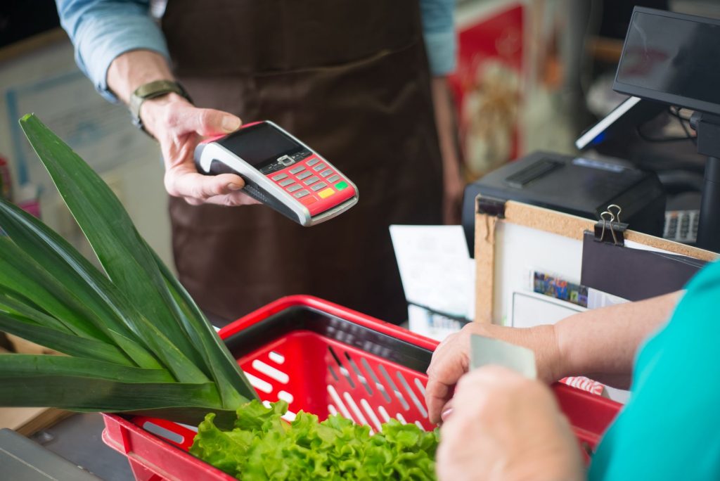 Kontaktloses Bezahlen an der Supermarktkasse – Payback-Punkte sammeln beim Einkauf
