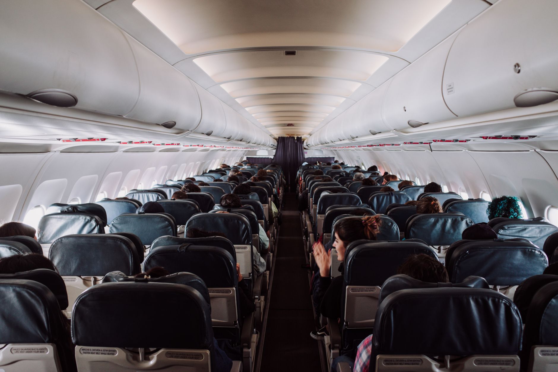 Gang in der Flugzeugkabine – Prämienflüge und Upgrades bei Discover Airlines