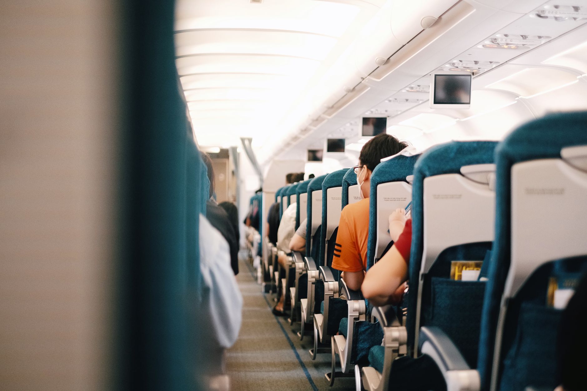 Gang einer Flugzeugkabine mit Sitzreihen vor dem Boarding