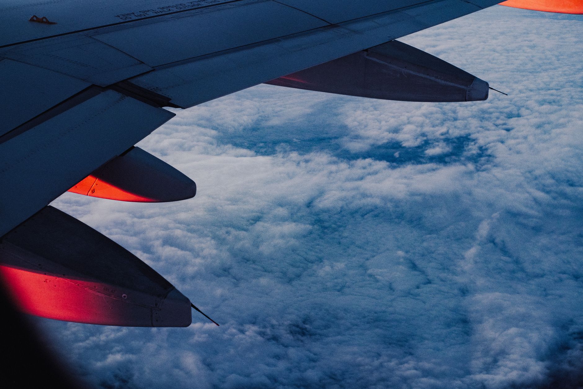 Blick aus dem Flugzeugfenster auf Wolken – gemeinsam mit gepoolten Meilen reisen