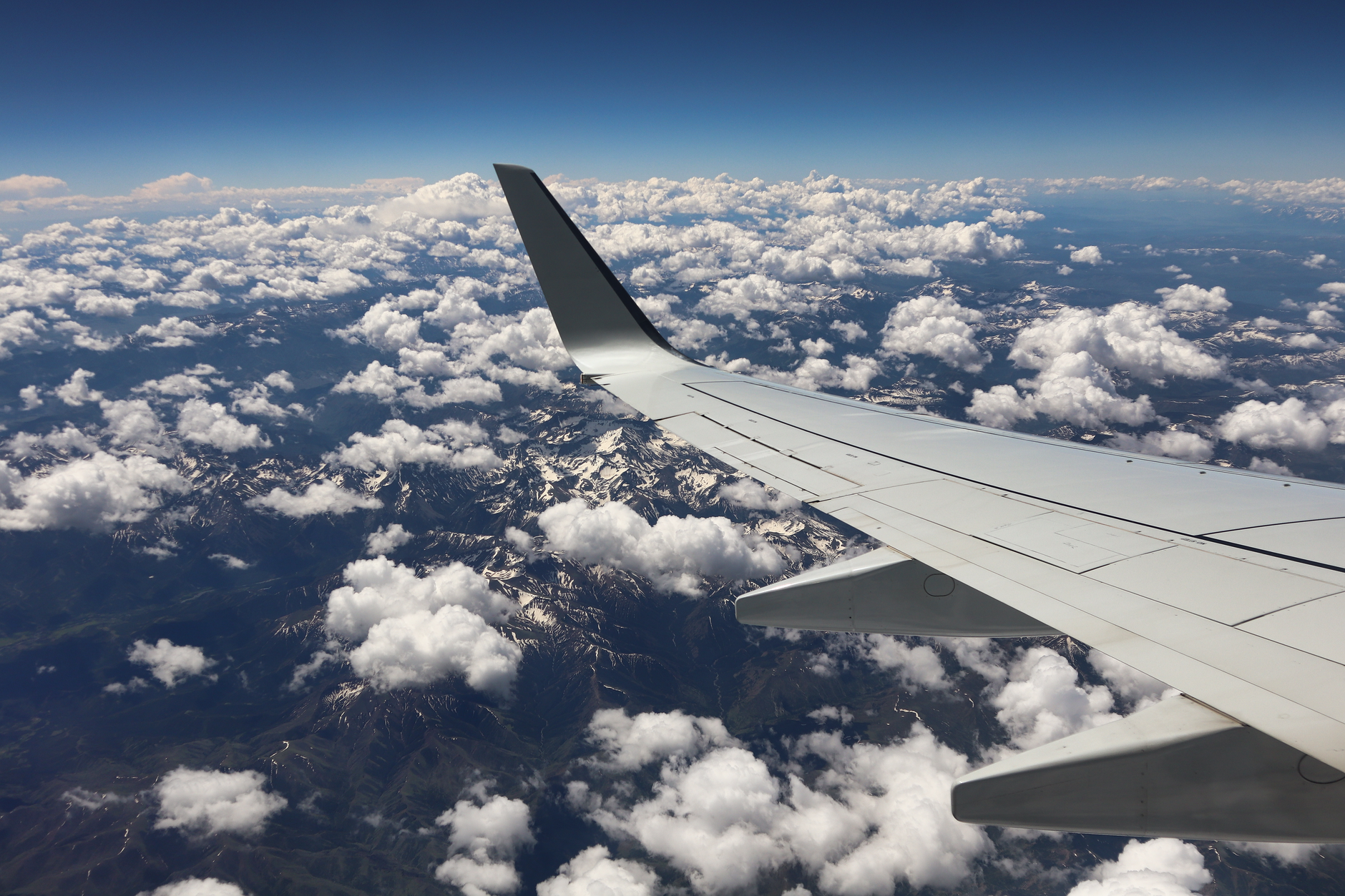 Blick aus dem Flugzeugfenster auf Wolken bei einem Prämienflug