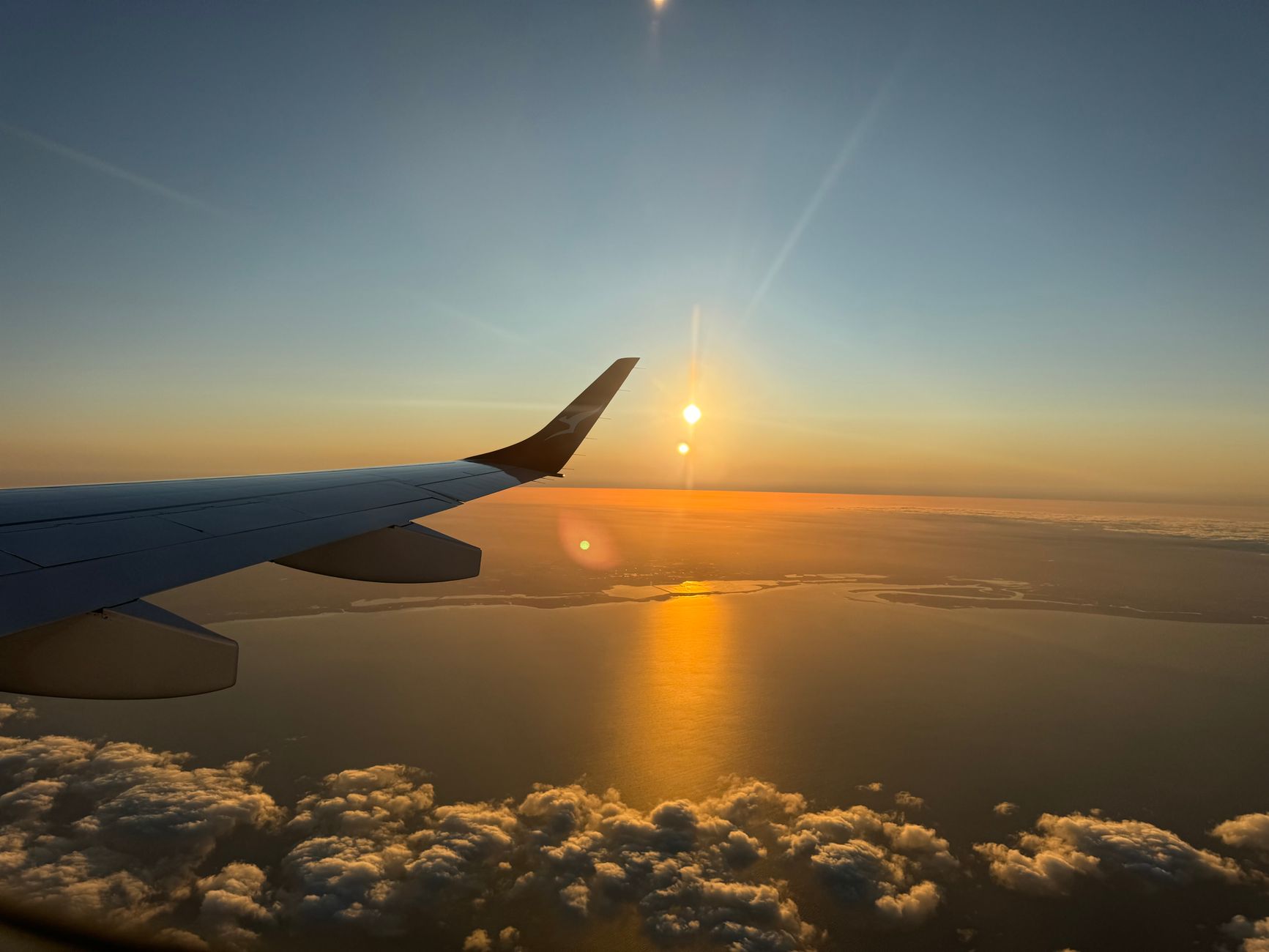 Blick aus dem Flugzeugfenster auf Wolken – wann sich Discover Airlines für Meilensammler lohnt