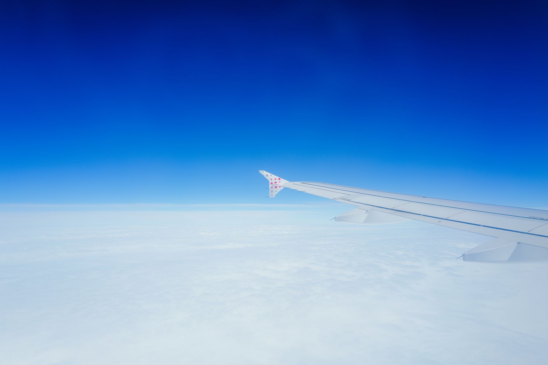 Blick über die Wolken aus dem Flugzeugfenster – Kostencheck der Miles & More Kreditkarte