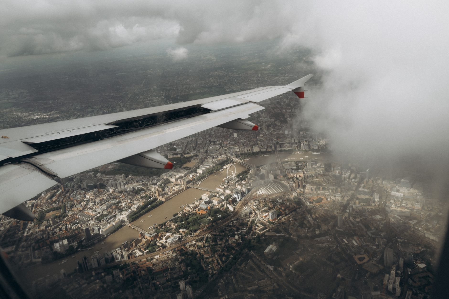 Flugzeugflügel über den Wolken aus dem Kabinenfenster gesehen