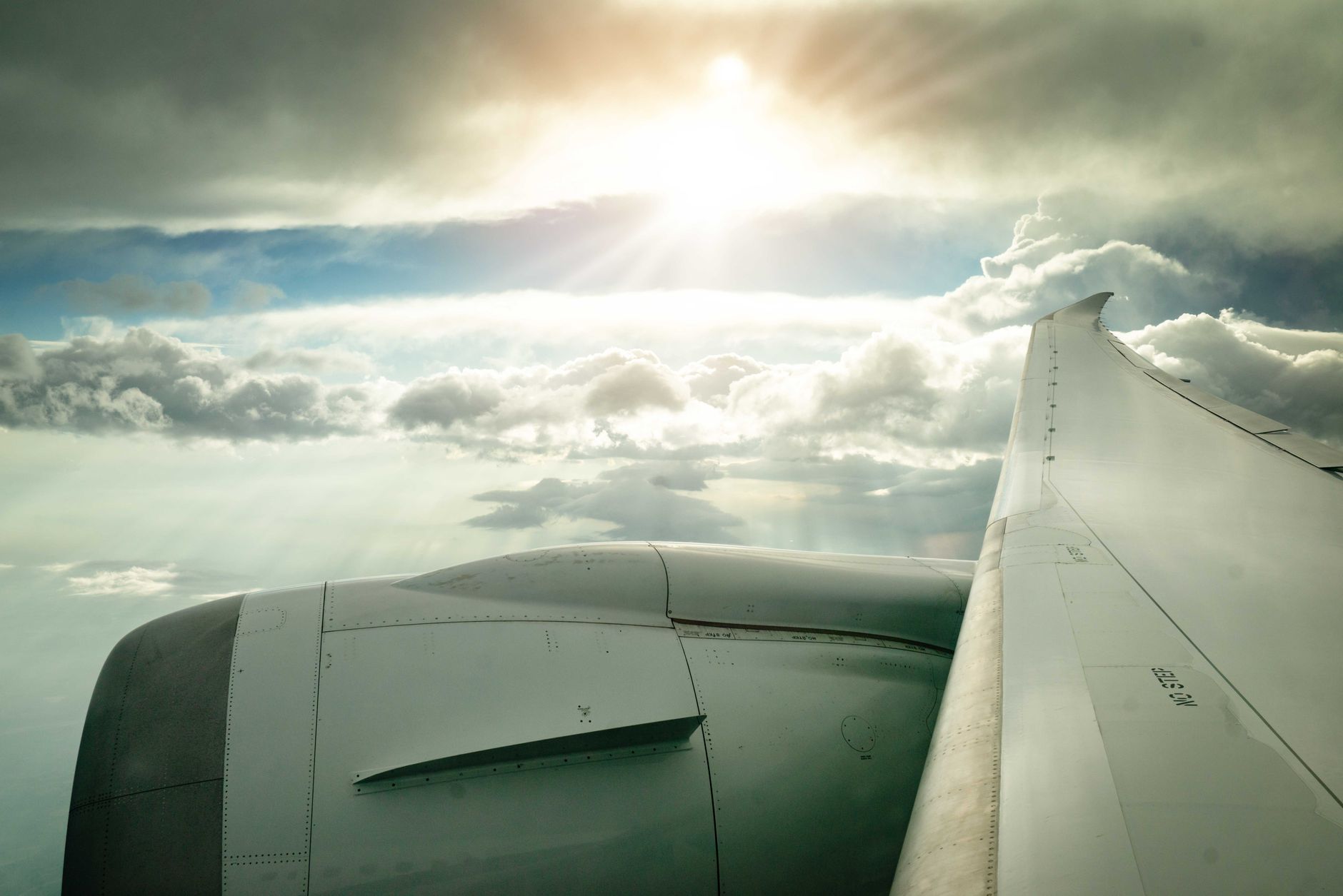 Blick aus dem Flugzeugfenster über den Wolken – Prämienflug mit gesammelten Business-Meilen