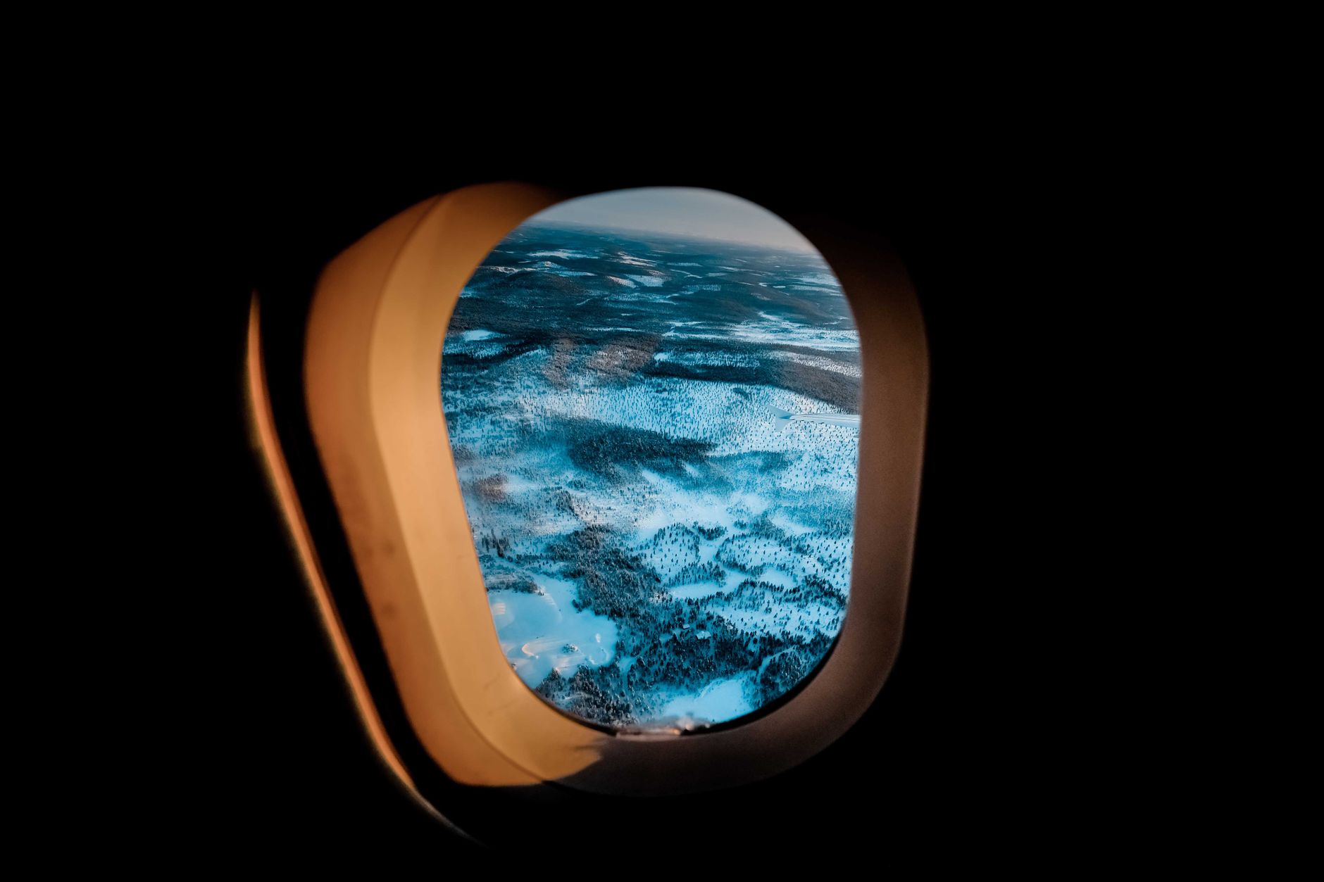 Blick aus dem Flugzeugfenster über den Wolken – Lounge-Zugang mit der Platinum Card