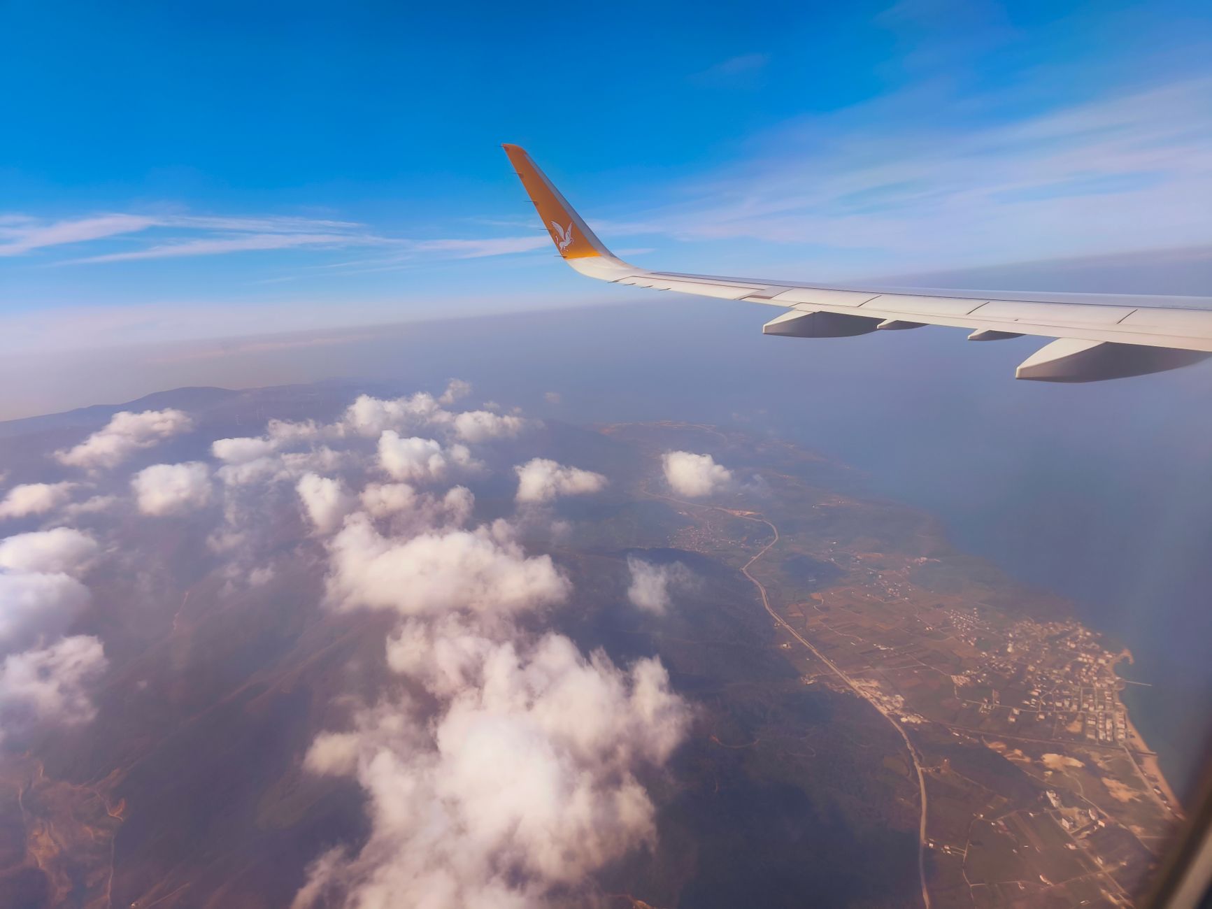 Blick aus dem Flugzeugfenster – Reisen mit Hotelstatus ohne Übernachtungsnachweis