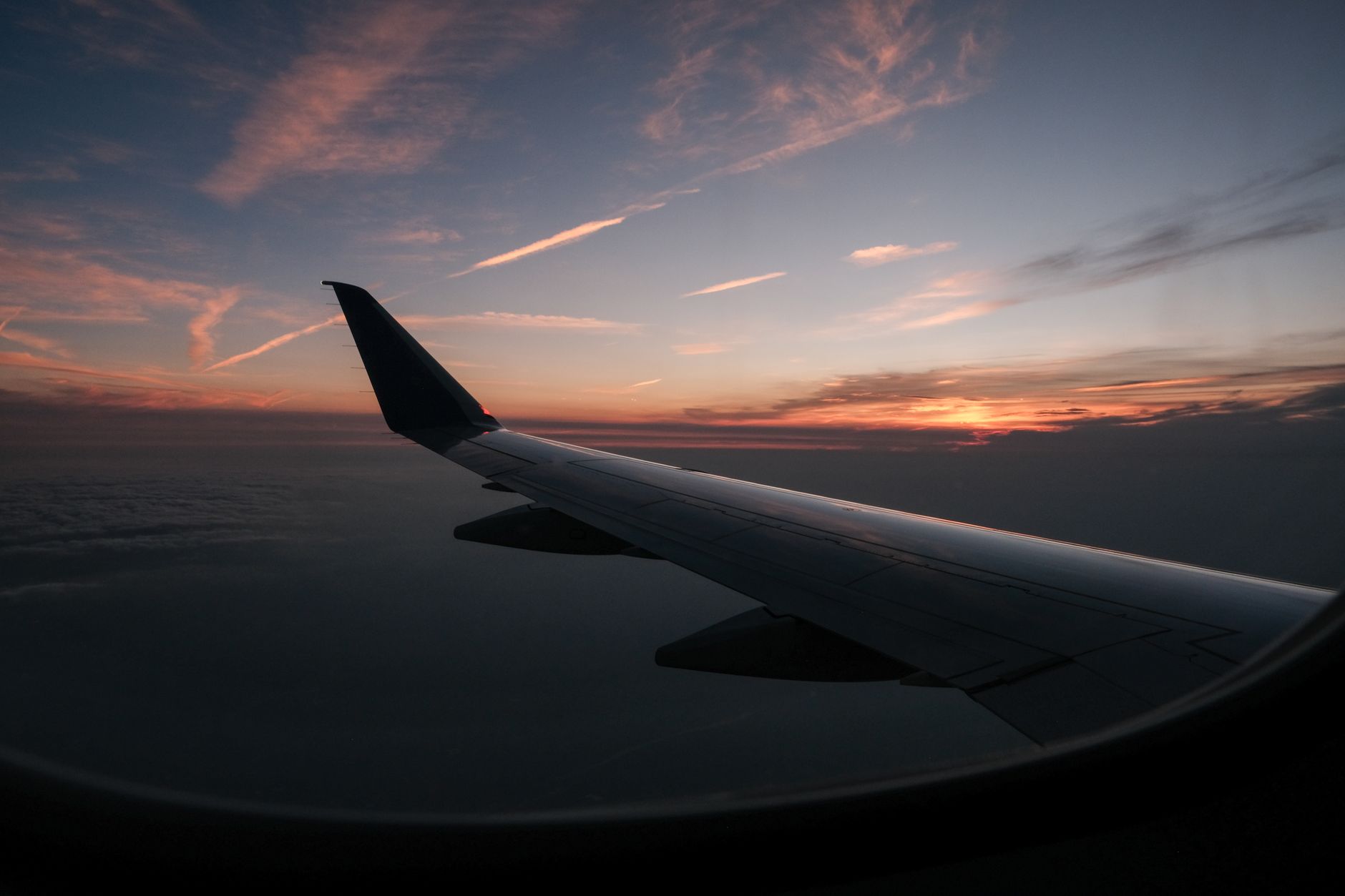 Blick aus dem Flugzeugfenster auf Wolken während eines Prämienflugs