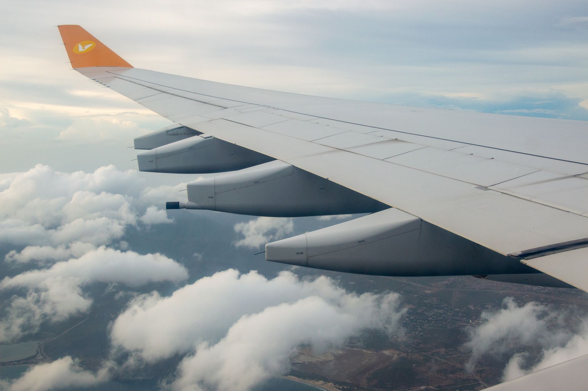 Blick aus dem Flugzeugfenster – Willkommensbonus einer Kreditkarte für den nächsten Prämienflug