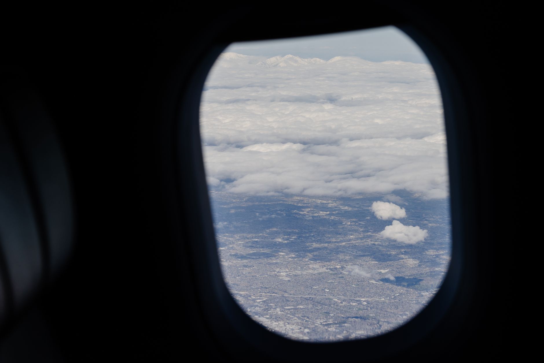 Blick aus dem Flugzeugfenster – wann sollte ich Meilenschnäppchen buchen?