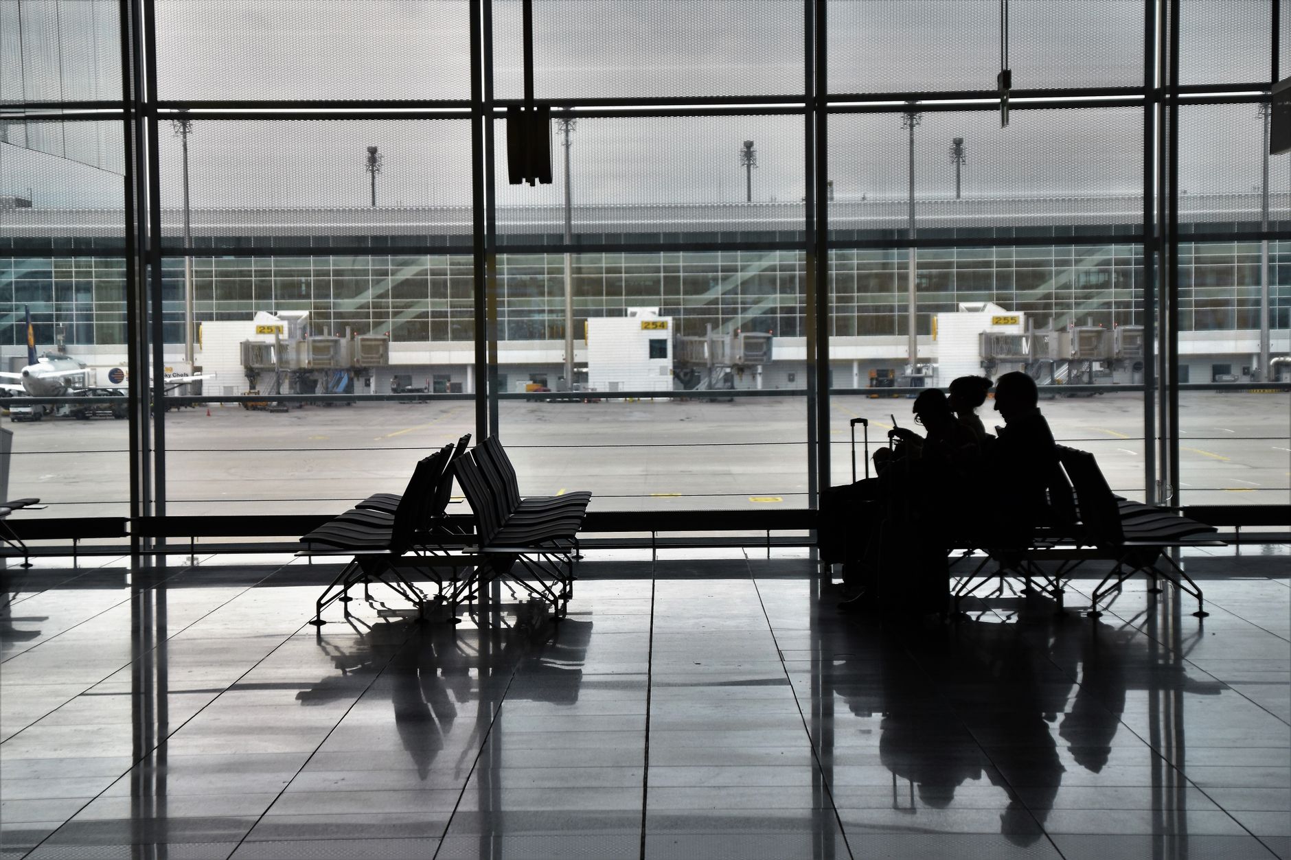 Reisender im Flughafenterminal vor dem Abflug auf der Langstrecke