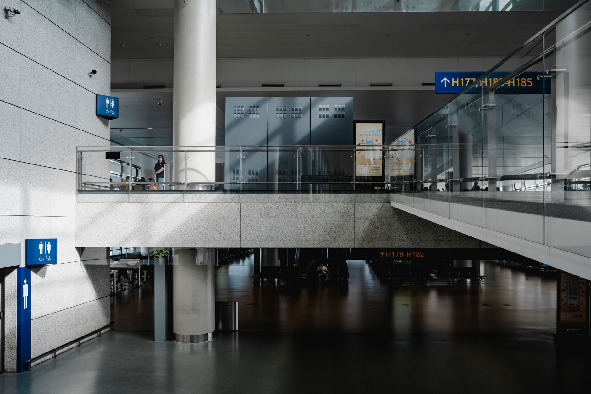 Reisende in einem Flughafenterminal vor dem Abflug
