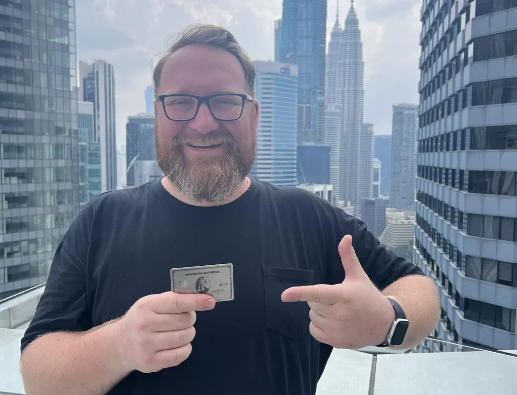 American Express Platinum Card aus Metall auf einem Tisch