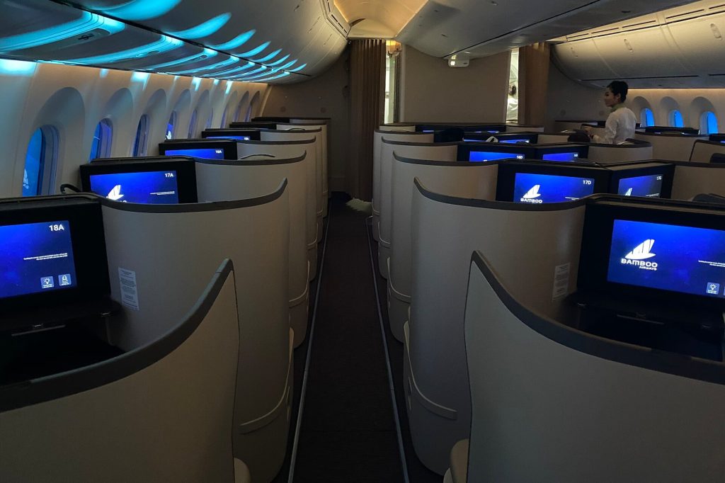 Business-Class-Kabine einer Boeing 787 mit Einzelsuiten und Bildschirmen