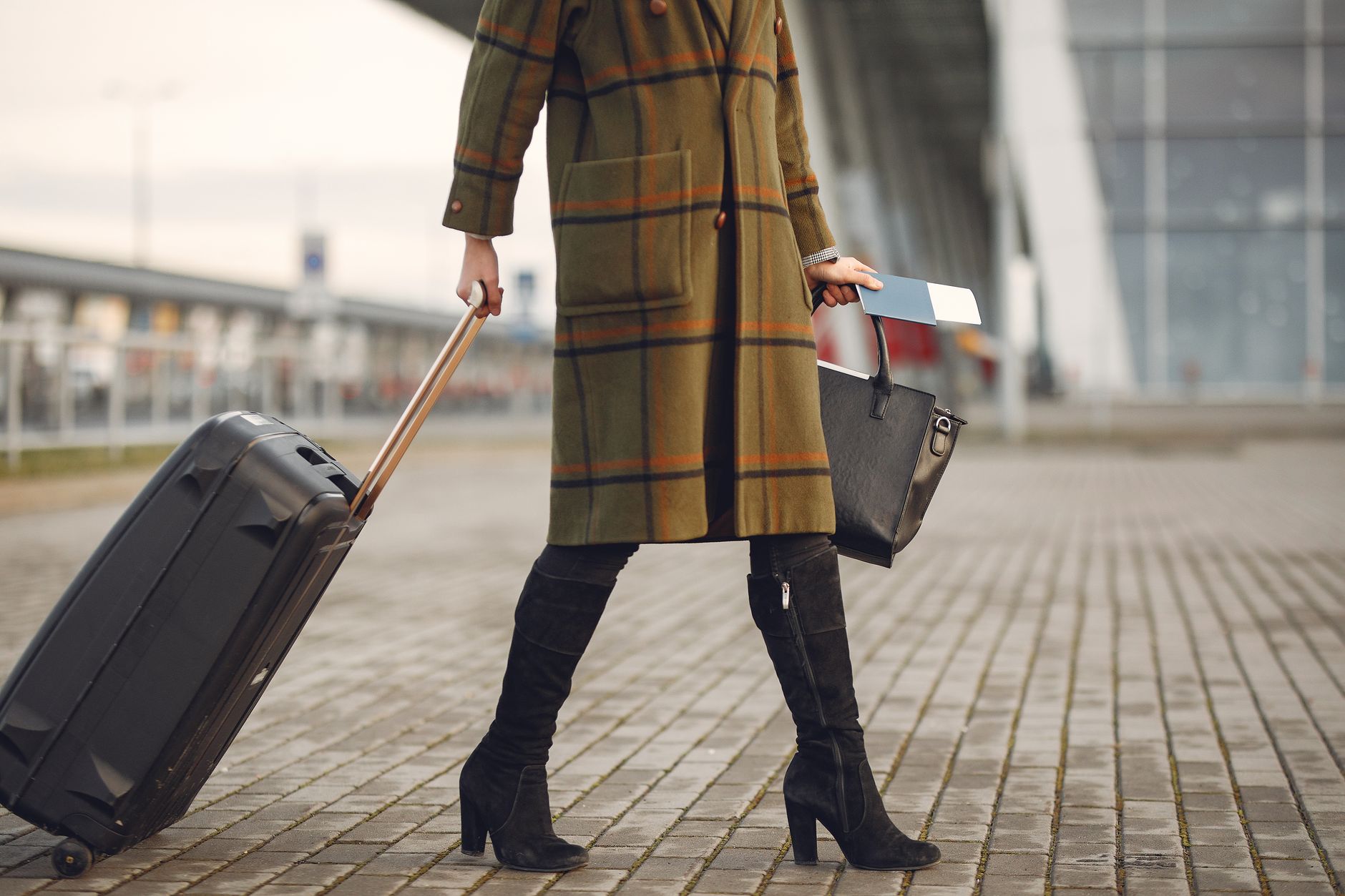 Geschäftsreisende am Flughafen auf dem Weg ins Hotel