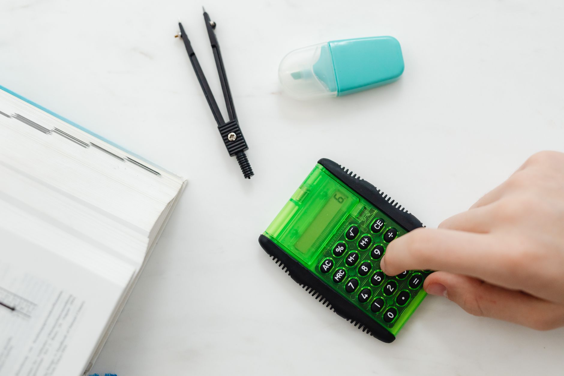 Taschenrechner und Notizen auf einem Schreibtisch zum Durchrechnen von Meilenpreisen