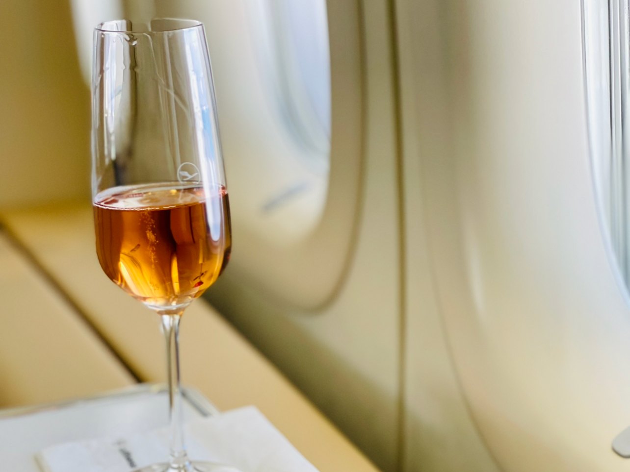 Champagner am Platz in der Lufthansa First Class