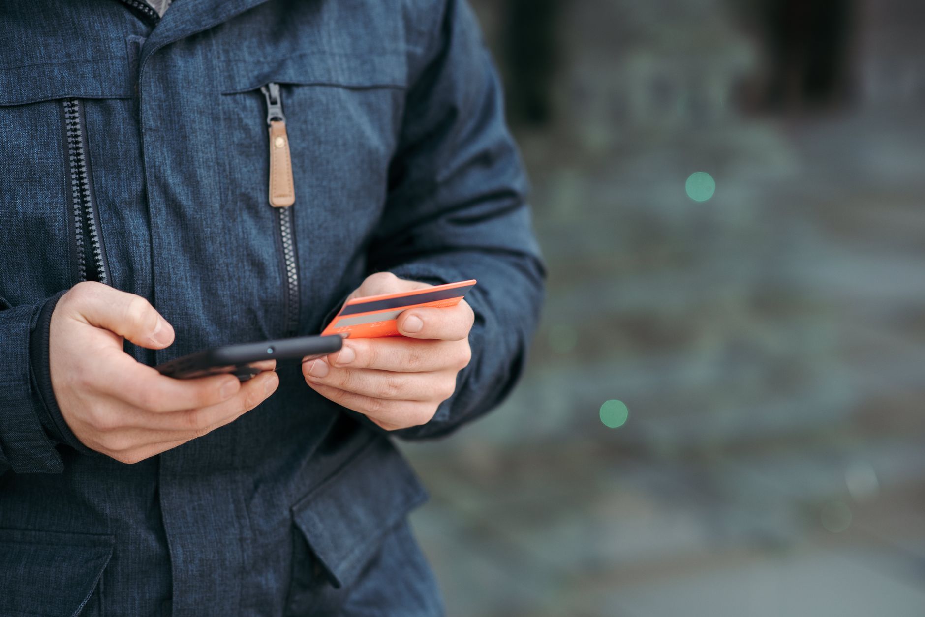 Kartenzahlung mit Kreditkarte, die einen Hotelstatus freischaltet