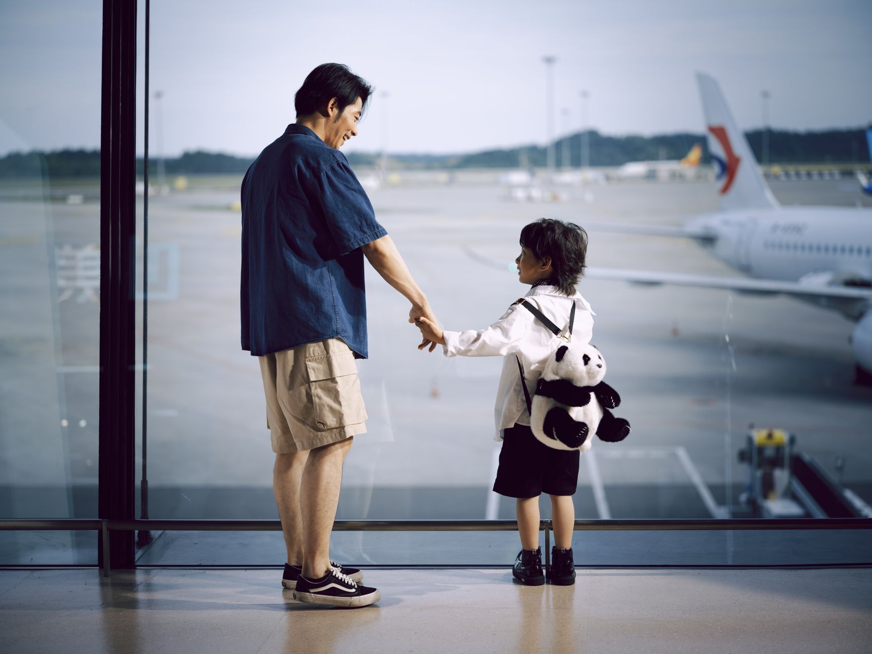 Familie mit Kindern am Flughafen vor dem Prämienflug