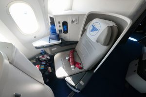 Business-Class-Sitz mit direktem Gang- und Fensterzugang in einer Boeing 787