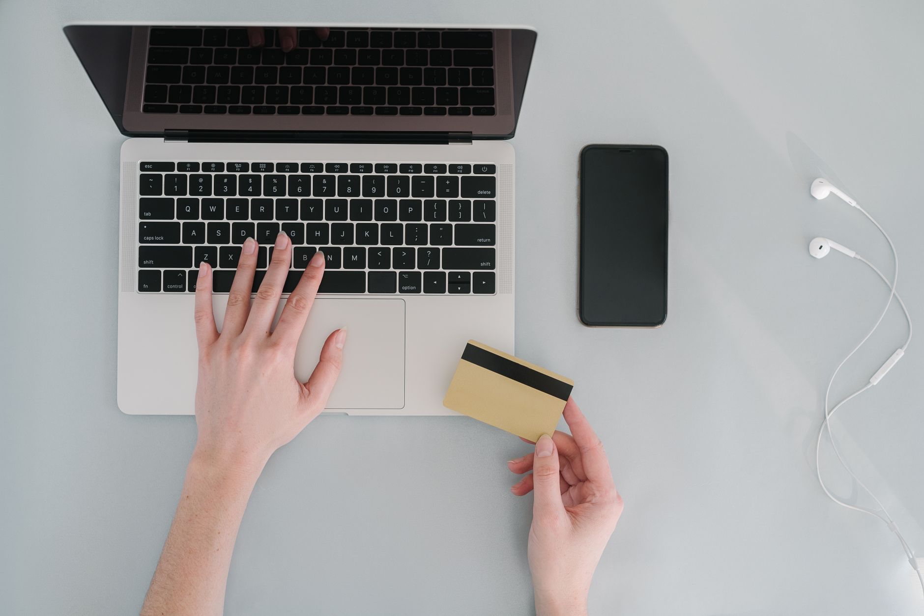 Laptop und Kreditkarte beim Buchen eines Hotels mit Bonuspunkten