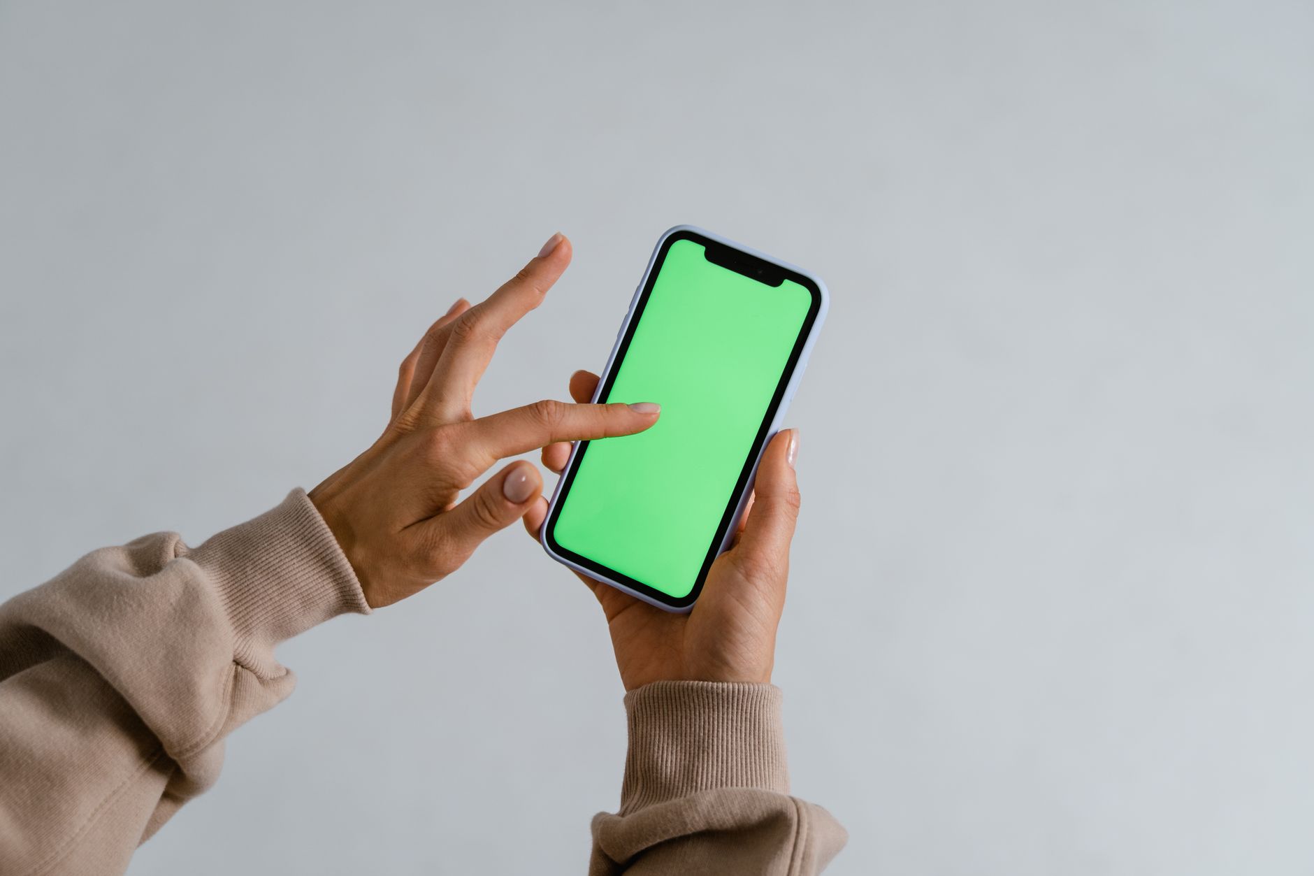 Smartphone mit Punkte-App – welche Luxusmarken von Hilton sind mit Punkten buchbar?