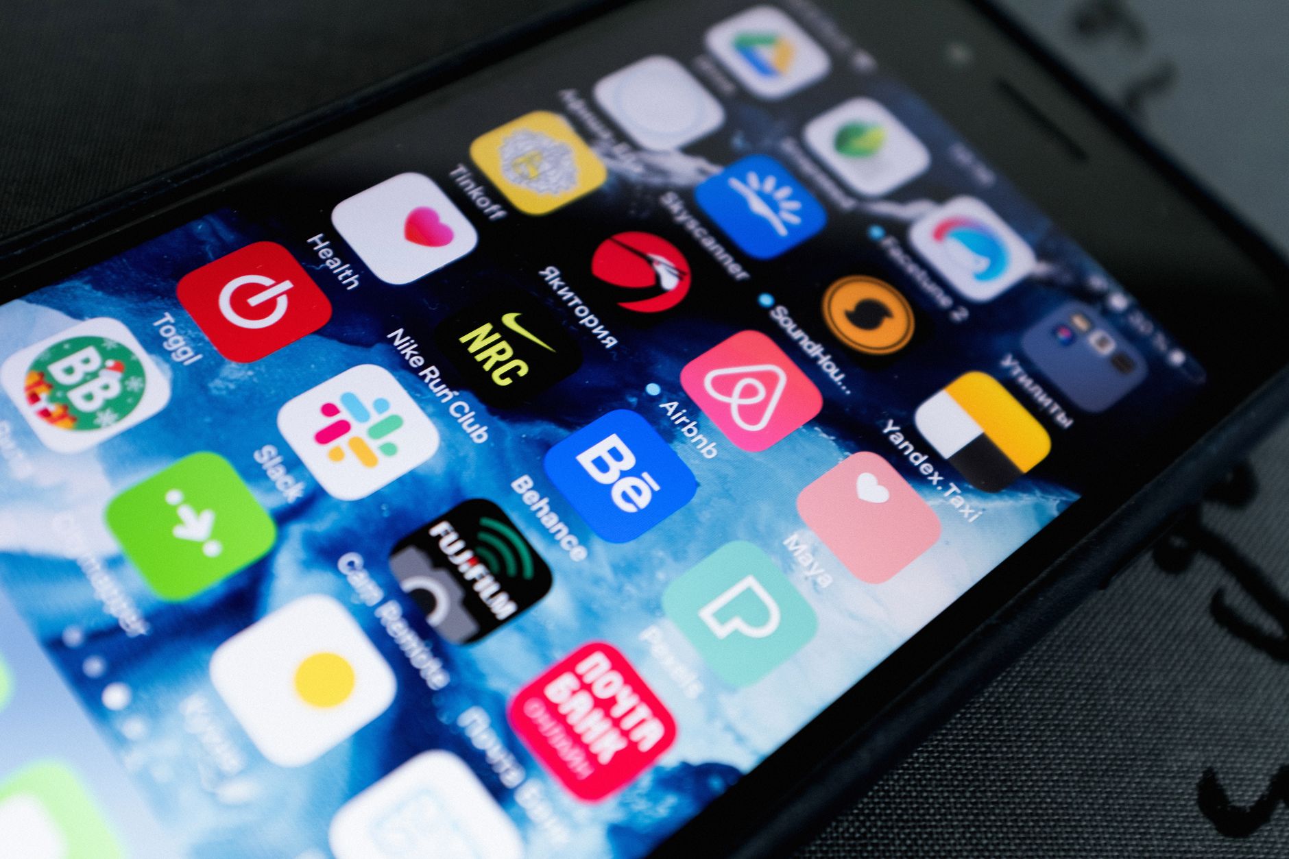 Smartphone mit Vielflieger-App zum Prüfen von Meilenstand und Statuspunkten