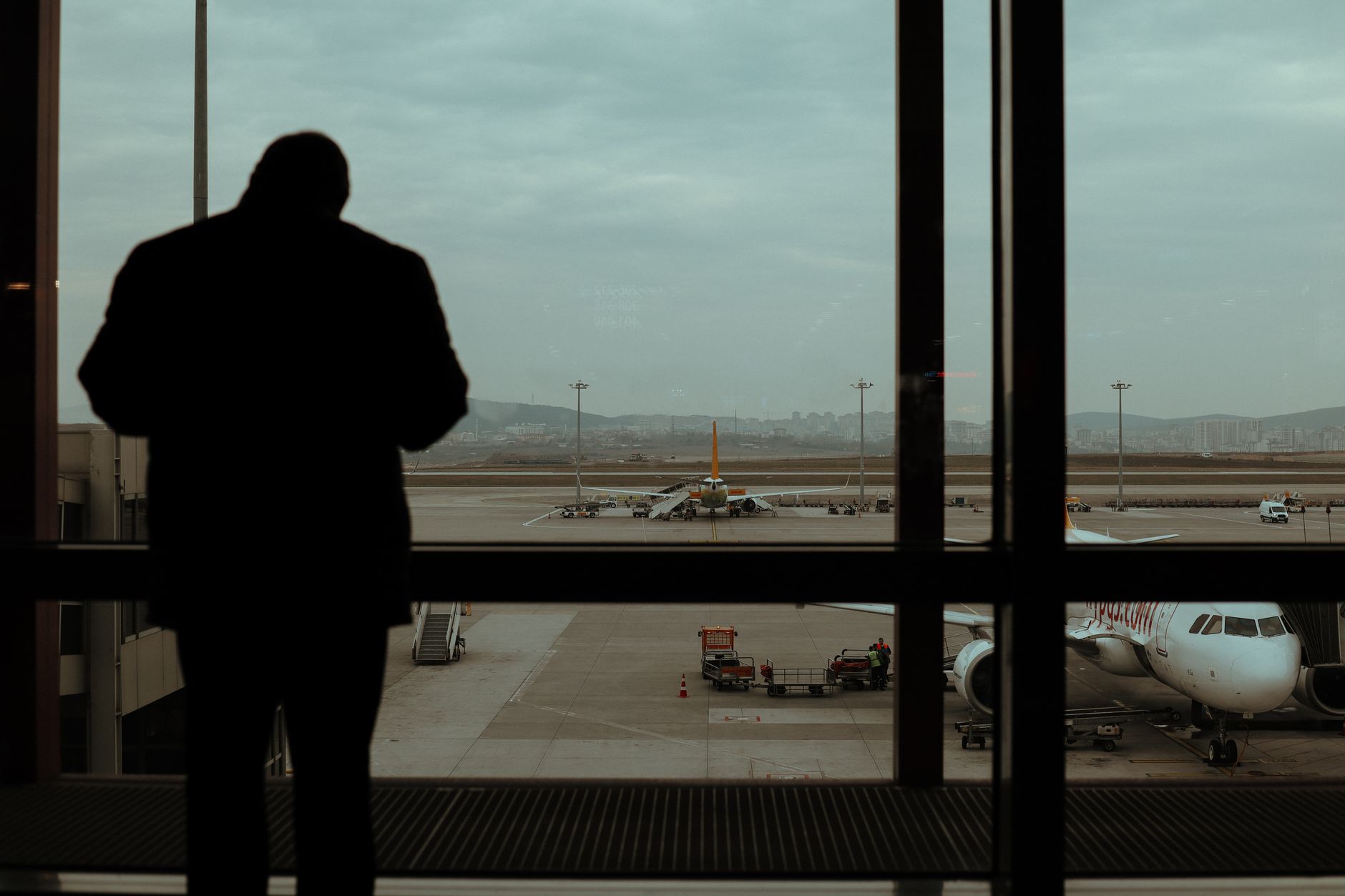Reisende blickt aus dem Flugzeugfenster – die erste Meile ist der Start zum Prämienflug
