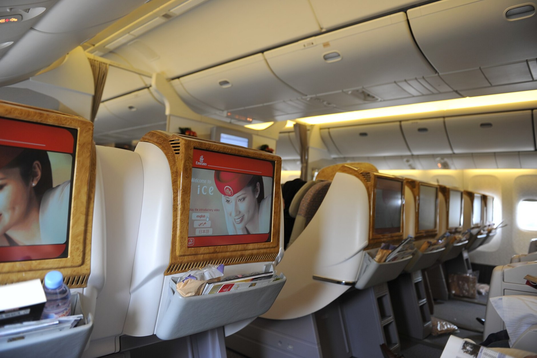 Business-Class-Kabine in der Boeing 777 von Emirates mit Bildschirmen an jedem Sitz