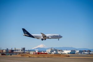 Lufthansa Boeing 747 im Landeanflug vor dem Mount Fuji – Foto: Guohua Song via Pexels