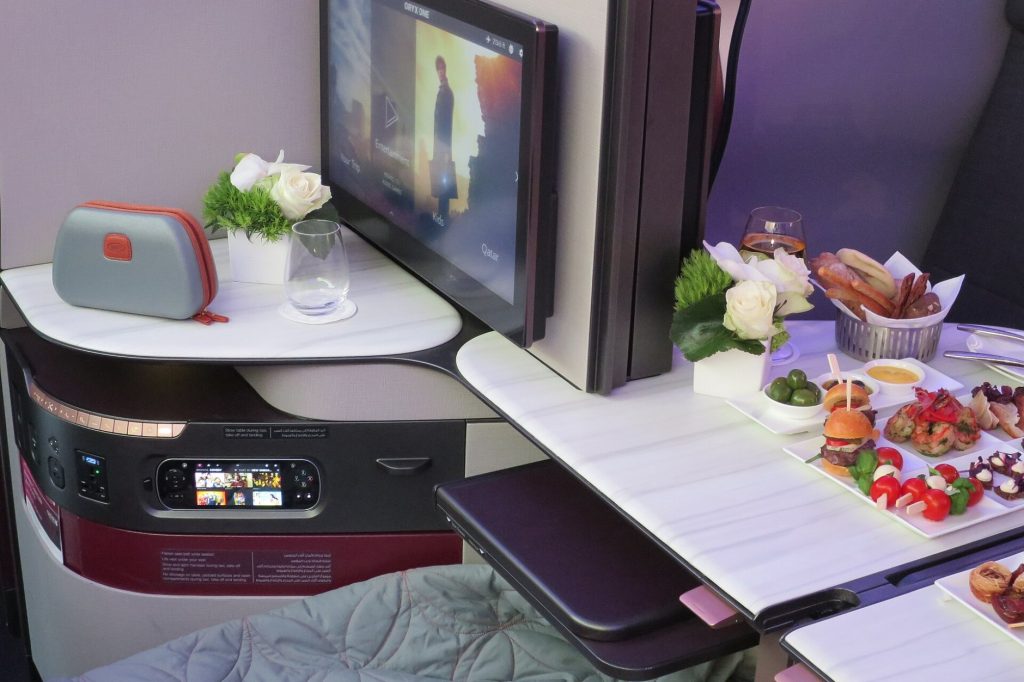 Qatar Airways Qsuite: Business-Class-Suite mit großem Bildschirm, Tisch und Menü